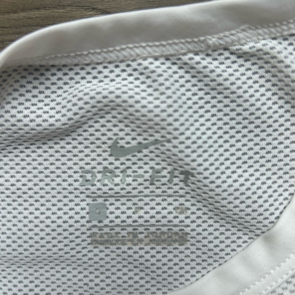 Nike dri fit cropped mesh tank Women’s size S - Picture 3 of 3